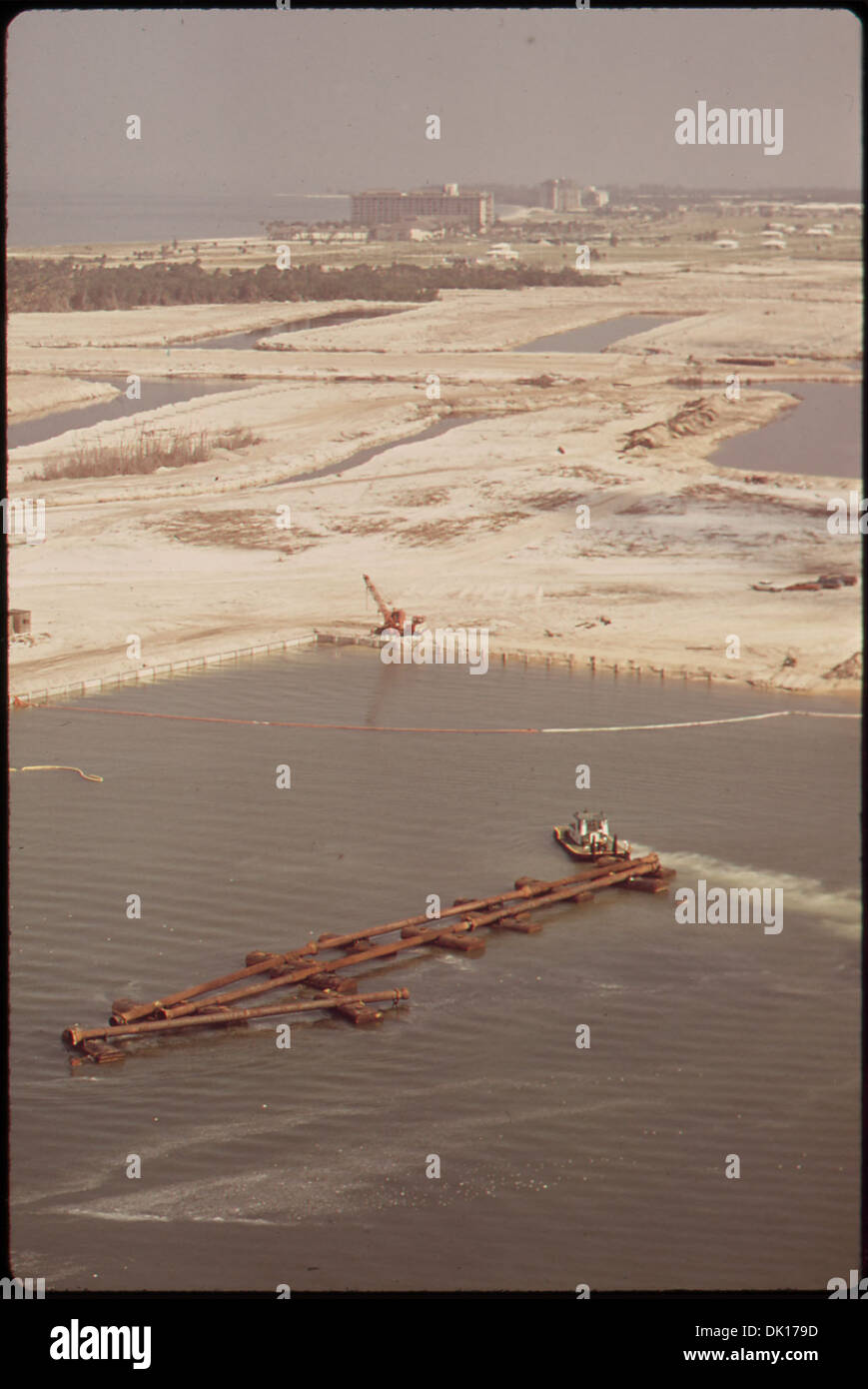 La bonifica del terreno si sta svolgendo a Marco Island, Florida, per restaurare e sviluppare il terreno per un ulteriore utilizzo. Questo progetto fa parte degli sforzi volti a trasformare aree paludose o non sviluppate in proprietà utilizzabili. Foto Stock