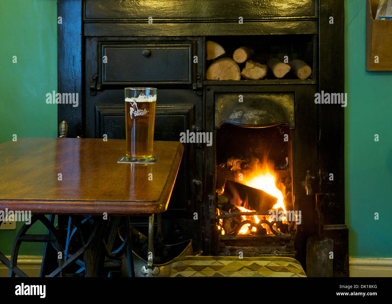 La pinta di Dizzy birra bionda in vecchi amici pub, Soutergate, Ulverston, Cumbria, Regno Unito Inghilterra Foto Stock