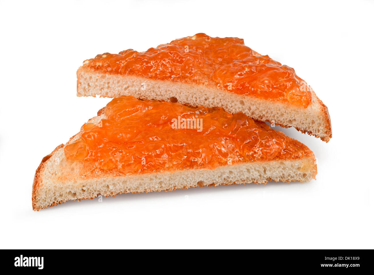 La marmellata di arance su toast isolata contro uno sfondo bianco Foto Stock