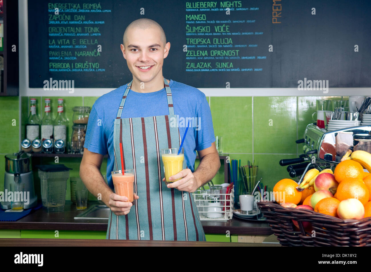 Ritratto di un felice proprietario di un smoothie bar o il barista Foto Stock