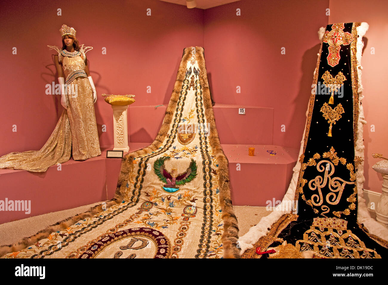 Mardi Gras abiti e costumi su display mobile al museo del carnevale. Foto Stock