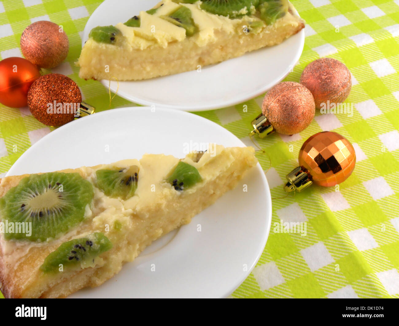 Dolce torta di kiwi con Natale e Anno Nuovo sfere Foto Stock