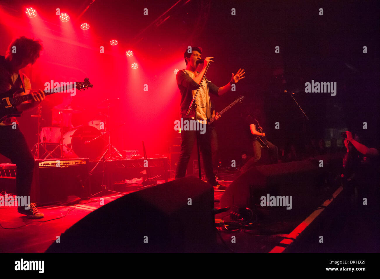 Glasgow, Scotland, Regno Unito. Il 30 novembre 2013. Febbre irrazionale ha giocato il loro album, la città morta, avviare gig presso il Garage Glasgow 30 novembre 2013. Credito: Pauline Keightley/Alamy Live News Foto Stock