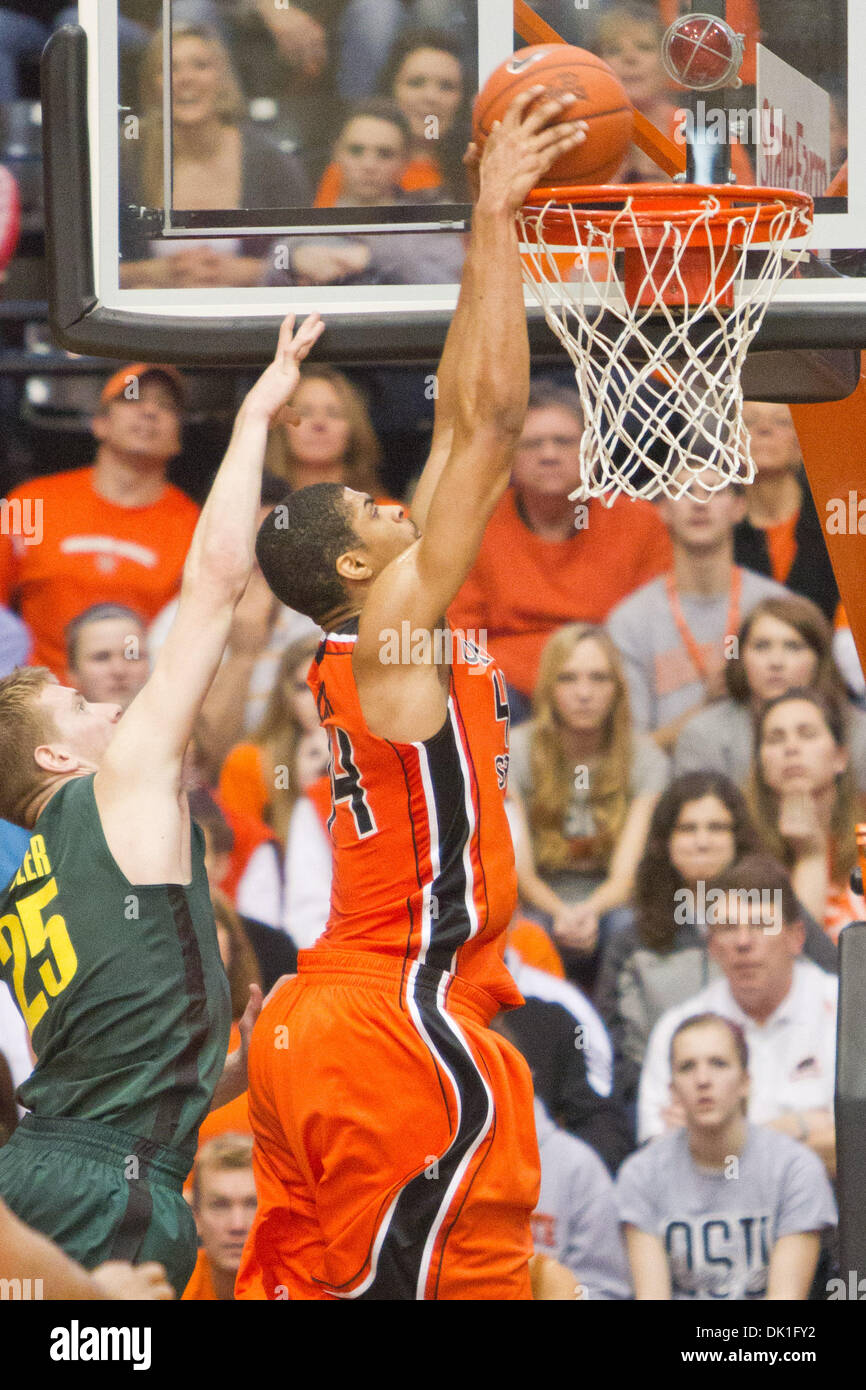 22 gennaio 2011 - CORVALLIS, OREGON, Stati Uniti d'America - Oregon State FR avanti Devon Collier (44) con un 2-consegnato dunk con Oregon così avanti E.J. Singolarizzazione (25) in matassa durante la Guerra Civile gioco a Gill Colosseo in Corvallis, Oregon. Il 2011 La guerra civile ha visto la Oregon Ducks sconfiggere la Oregon State castori 63-59. (Credito Immagine: © Mike Albright/Southcreek globale/ZUMAPRESS.com) Foto Stock