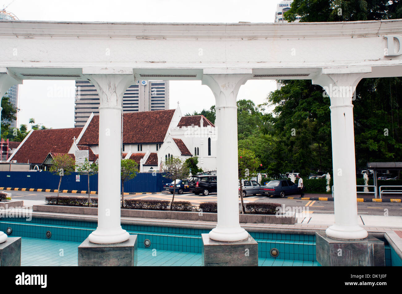 St. Mary Cattedrale attraverso la piazza Merdeka memorial archi, Kuala Lumpur, Malesia Foto Stock