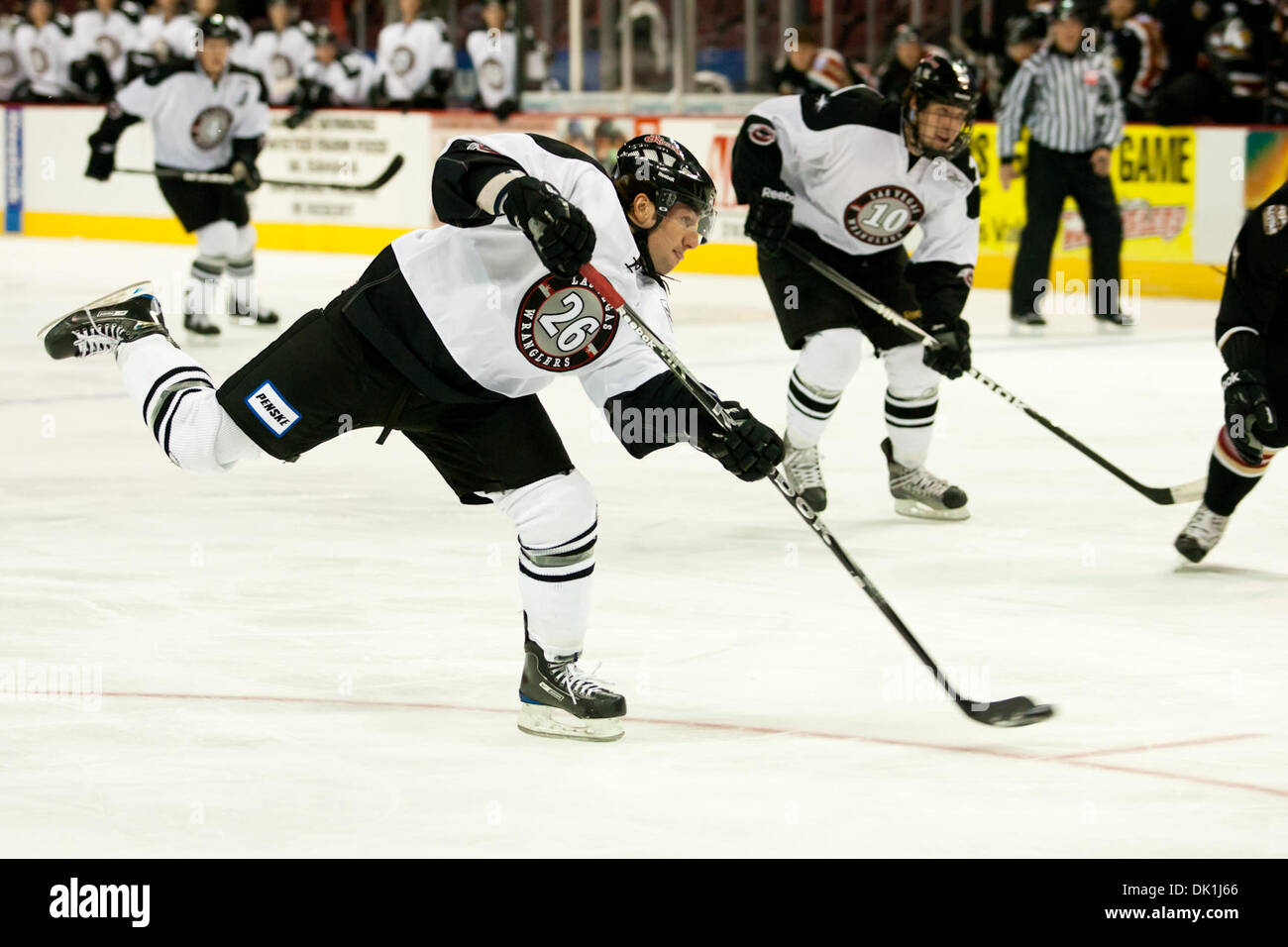 Gen 23, 2011 - Las Vegas, Nevada, Stati Uniti - Las Vegas Wranglers avanti Jerry Pollastrone (#26) spara cercando di segnare un goal Wranglers durante il primo periodo di azione di gioco di Bakersfield Condors a Las Vegas Wranglers gioco all'Orleans Arena di Las Vegas, Nevada. Las Vegas Wranglers e il Bakersfield Condors erano legati a 1 dopo il primo periodo di gioco. (Credito Immagine: © Matt Gd Foto Stock