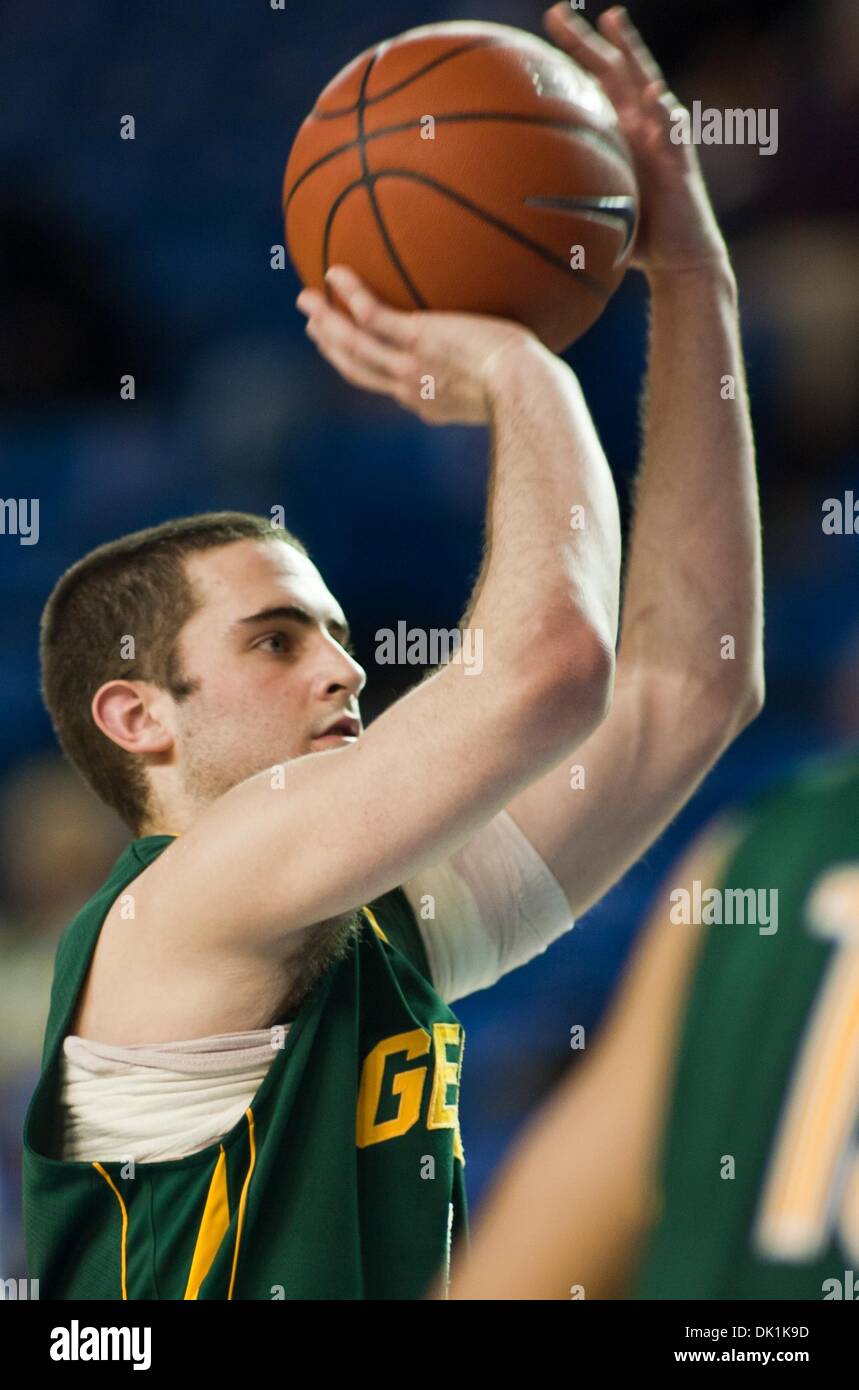 Gen 24, 2011 - Newark, Delaware, Stati Uniti d'America - George Mason avanti #14 Luca Hancock i punteggi 2 del suo 12 durante l'azione di gioco contro il Delaware, George Mason sconfigge Delaware 69-49 al Bob Carpenter Center di Newark Delaware lunedì notte. (Credito Immagine: © Saquan Stimpson/Southcreek globale/ZUMAPRESS.com) Foto Stock