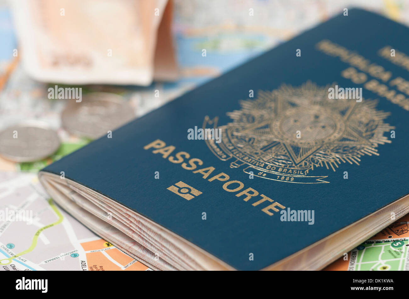 Il passaporto è un governo-rilasciato il documento che certifica l'identità e la nazionalità del suo titolare per lo scopo del viaggio Foto Stock