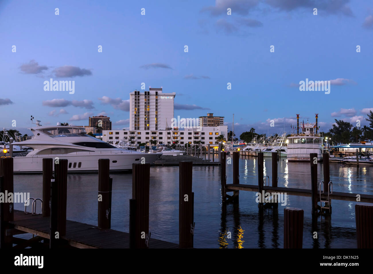 Yacht e Barche a motore inserito durante la notte nella Bahia Mar Marina lungo la spiaggia di Fort Lauderdale in Florida del Sud. Foto Stock