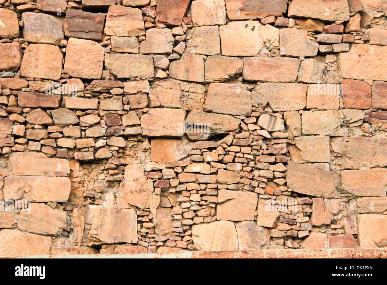 Faccia di parete con grande e piccolo vestito di blocchi di pietra Foto Stock
