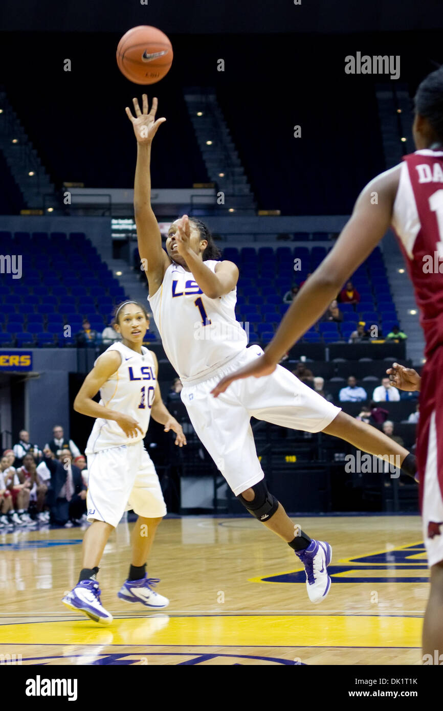 Gen 27, 2011 - Baton Rouge, Louisiana, Stati Uniti - 27 gennaio 2011- Arkansas presso la LSU; LSU guard Adrienne Webb (10) spara un tiro in sospensione nella seconda metà; il Razorbacks ha vinto il gioco53-45 (credito Immagine: © Giovanni Korduner/Southcreek globale/ZUMAPRESS.com) Foto Stock