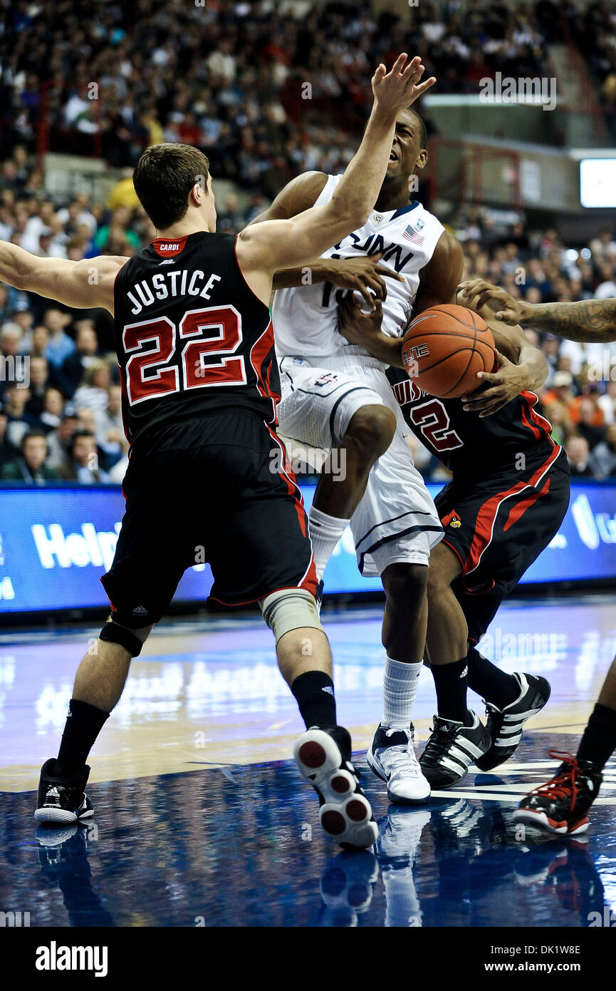 Gen 29, 2011 - Storrs, Connecticut, Stati Uniti d'America - Connecticut G Kemba Walker (15) perde la palla mentre si tenta di guidare attraverso Louisville G Eliseo giustizia (22) e G Preston Knowles (2). Louisville sconfigge Connecticut 79 - 78 in doppia le ore di lavoro straordinario a Gampel Pavilion. (Credito Immagine: © Geoff Bolte/Southcreek globale/ZUMAPRESS.com) Foto Stock