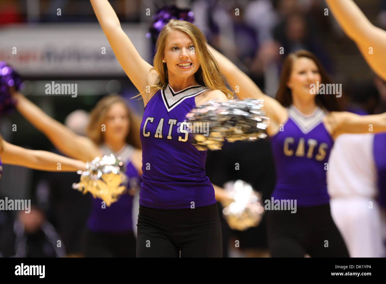Gen 29, 2011 - Evanston, Illinois, Stati Uniti - Northwestern cheerleaders durante il NCAA pallacanestro tra la Ohio State Buckeyes e la Northwestern Wildcats a Welsh-Ryan Arena in Evanston, IL. Ohio State sconfitto Northwestern 58-57. (Credito Immagine: © Geoffrey Siehr/Southcreek globale/ZUMAPRESS.com) Foto Stock