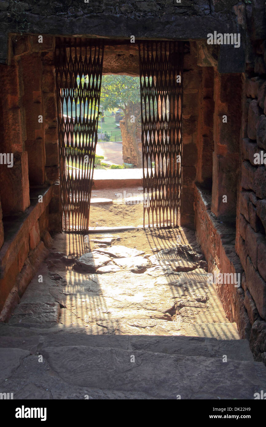 Il cancello di ingresso verso il nord della collina a Badami, Karnataka, India, Asia Foto Stock