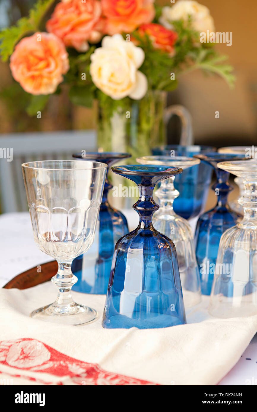 Calici di acqua per il buffet sul tavolo con bouquet di rose Foto Stock