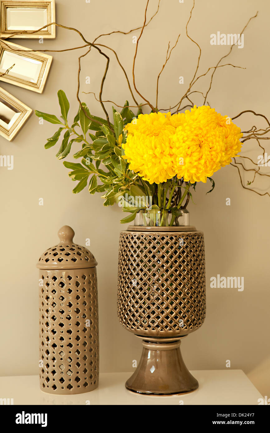 Close up di giallo mamme floreale in vaso in ceramica Foto Stock