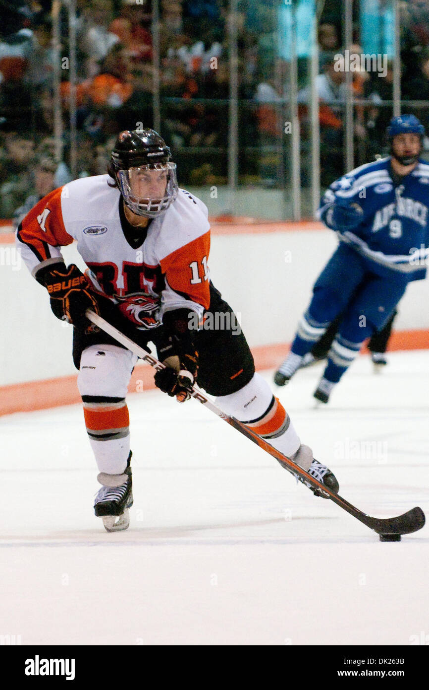 Febbraio 4, 2011 - Rochester, New York, Stati Uniti d'America - Rochester Institute of Technology Tigers avanti Taylor McReynolds (#11) controlla il puck durante una partita contro la forza aerea falchi al Frank Ritter Arena. RIT ha vinto il gioco 1-0 nella morte improvvisa di ore di lavoro straordinario. (Credito Immagine: © Mark Konezny/Southcreek globale/ZUMAPRESS.com) Foto Stock