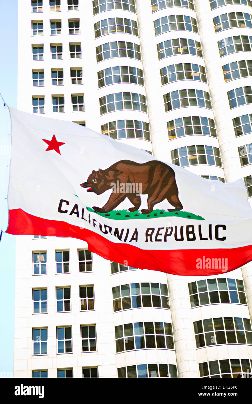 Basso angolo di visualizzazione dello stato della California battenti bandiera di fronte highrise building, California, Stati Uniti Foto Stock