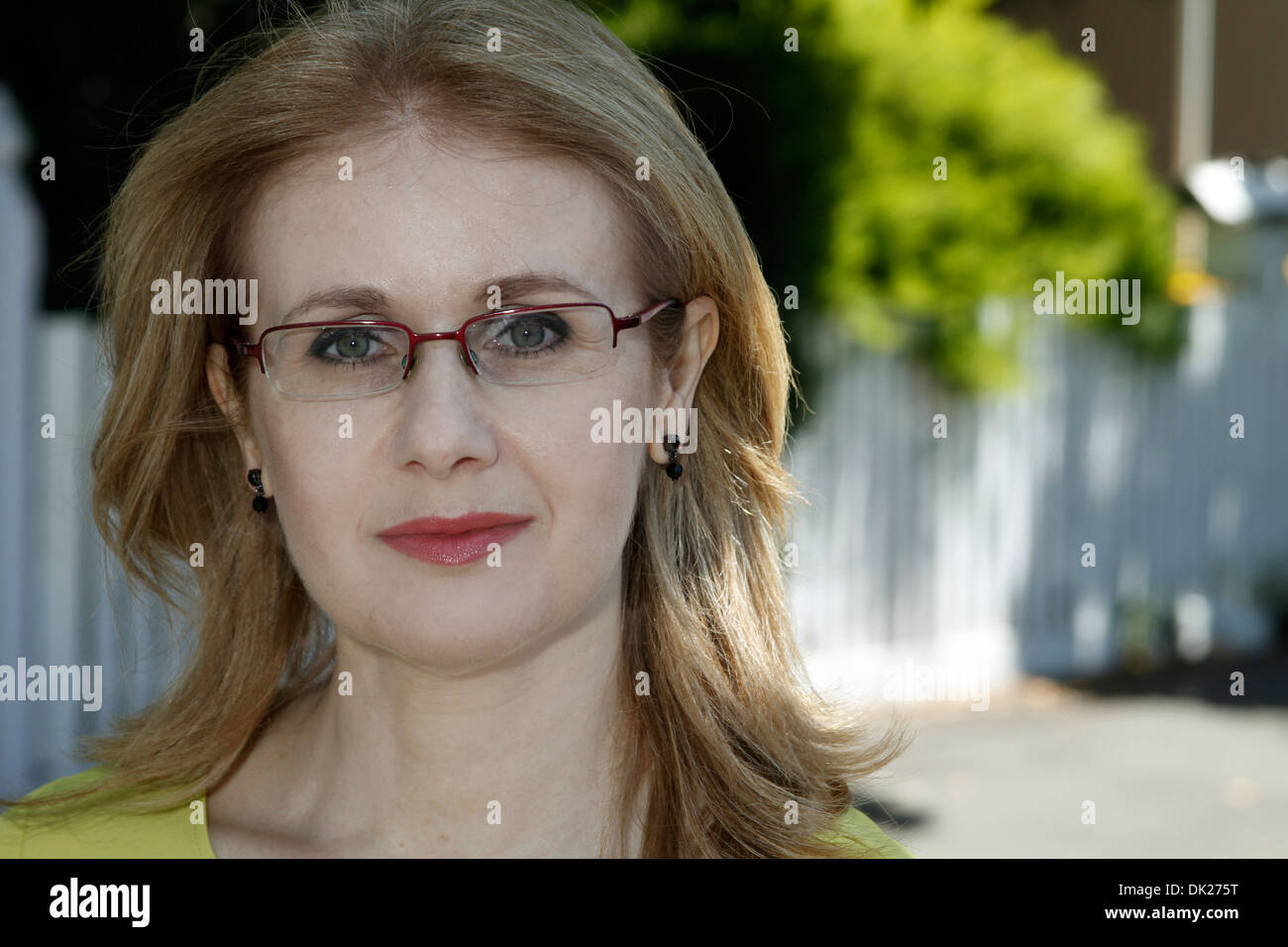 Close up di donna matura con gli occhiali in suburbia Foto Stock