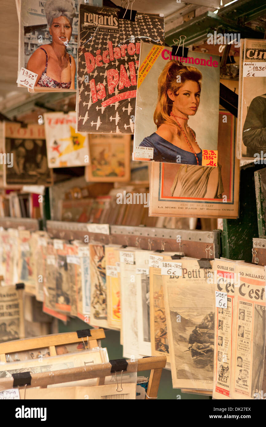 Retrò Francese di quotidiani e riviste appeso in edicola, Parigi, Francia Foto Stock