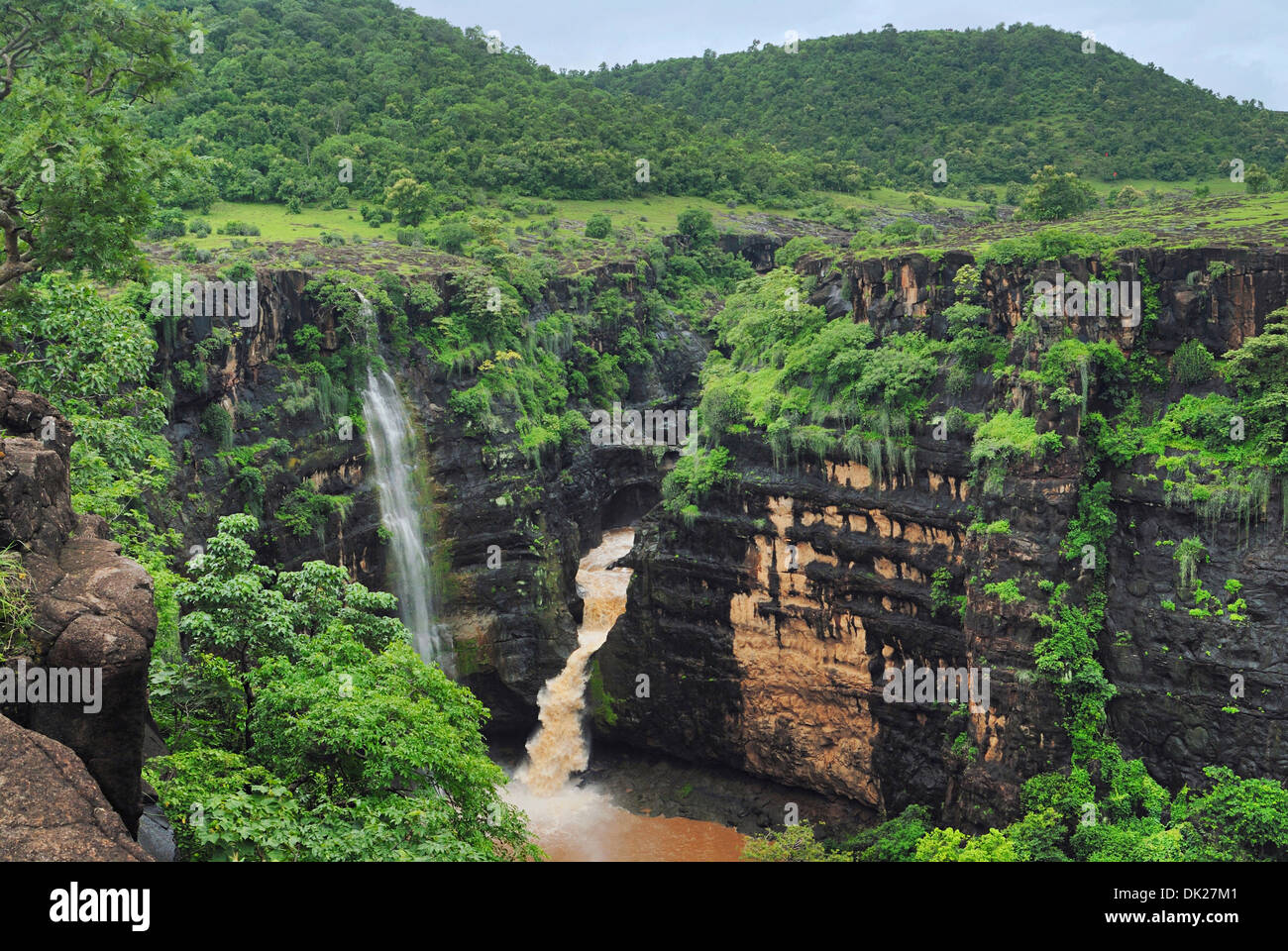 Cascata denominata Sat Kund o sette piscine. La cascata è in corrispondenza della punta estrema del burrone. Grotte di Ajanta, Aurangabad, Maharashtra Foto Stock