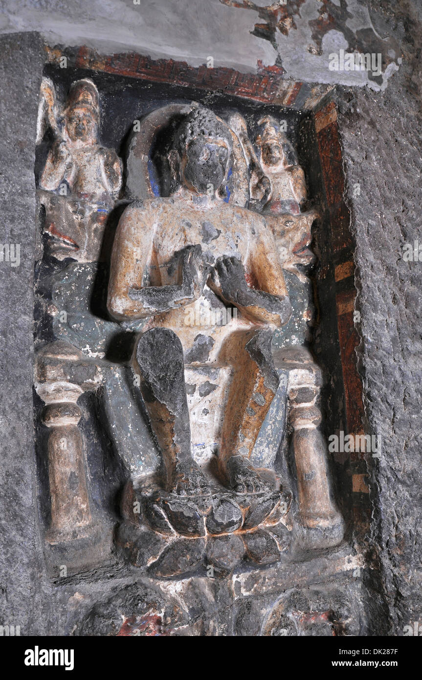 Grotta superiore 6 : pannello di Buddha nella sala sulla destra di enclave porta. Grotte di Ajanta, Aurangabad, Maharashtra, India Foto Stock