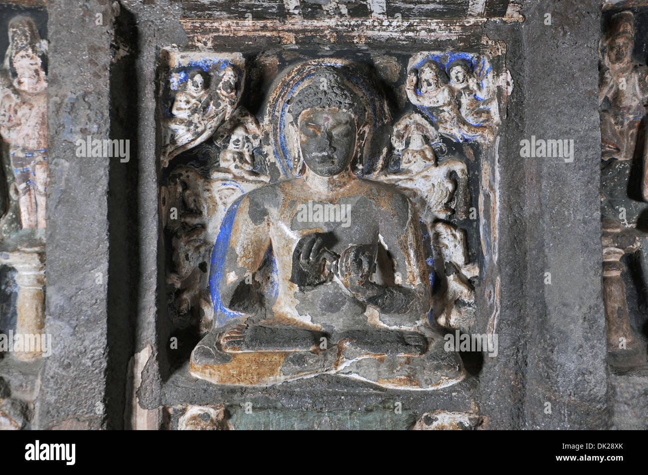 Grotta 6 superiore: Sanctum - Buddha nella posa di insegnamento . Grotte di Ajanta, Aurangabad, Maharashtra, India Foto Stock