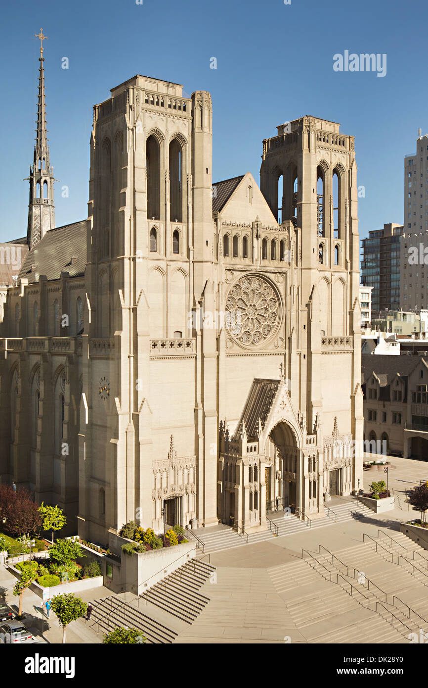 Sunny View di grazia facciata della Cattedrale di San Francisco, California, Stati Uniti Foto Stock