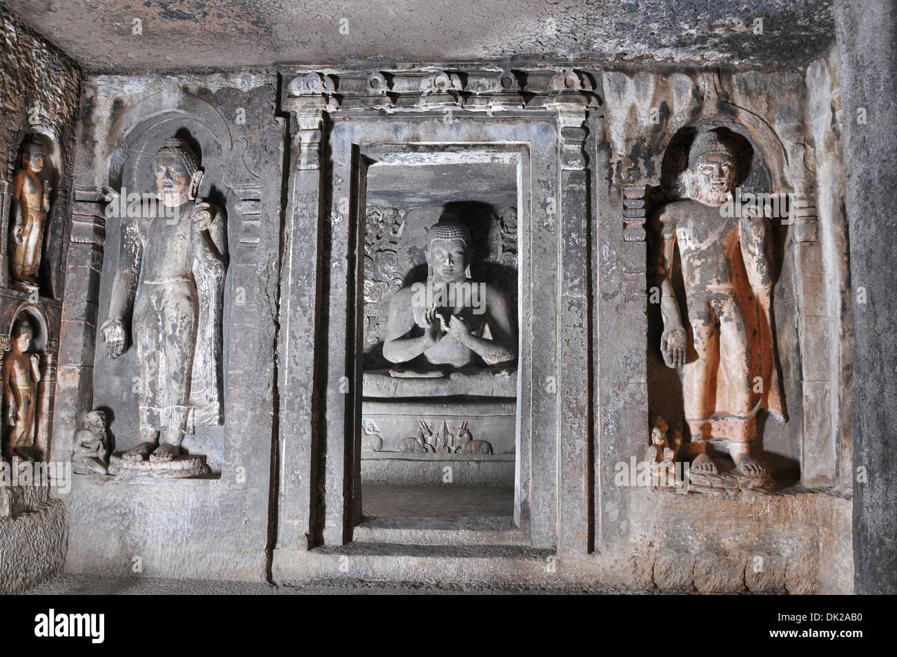 Grotta 6 superiore: Sanctum - Buddha nella posa di insegnamento . Grotte di Ajanta, Aurangabad, Maharashtra, India Foto Stock