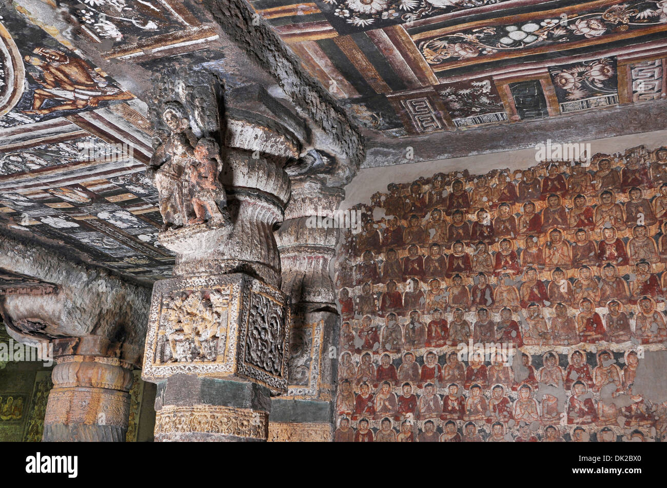 Grotta 2: anticamera. Parete di sinistra con il Buddha dipinte di immagini raffiguranti il miracolo Sravasti. Grotte di Ajanta, Aurangabad, Maharashtra Foto Stock