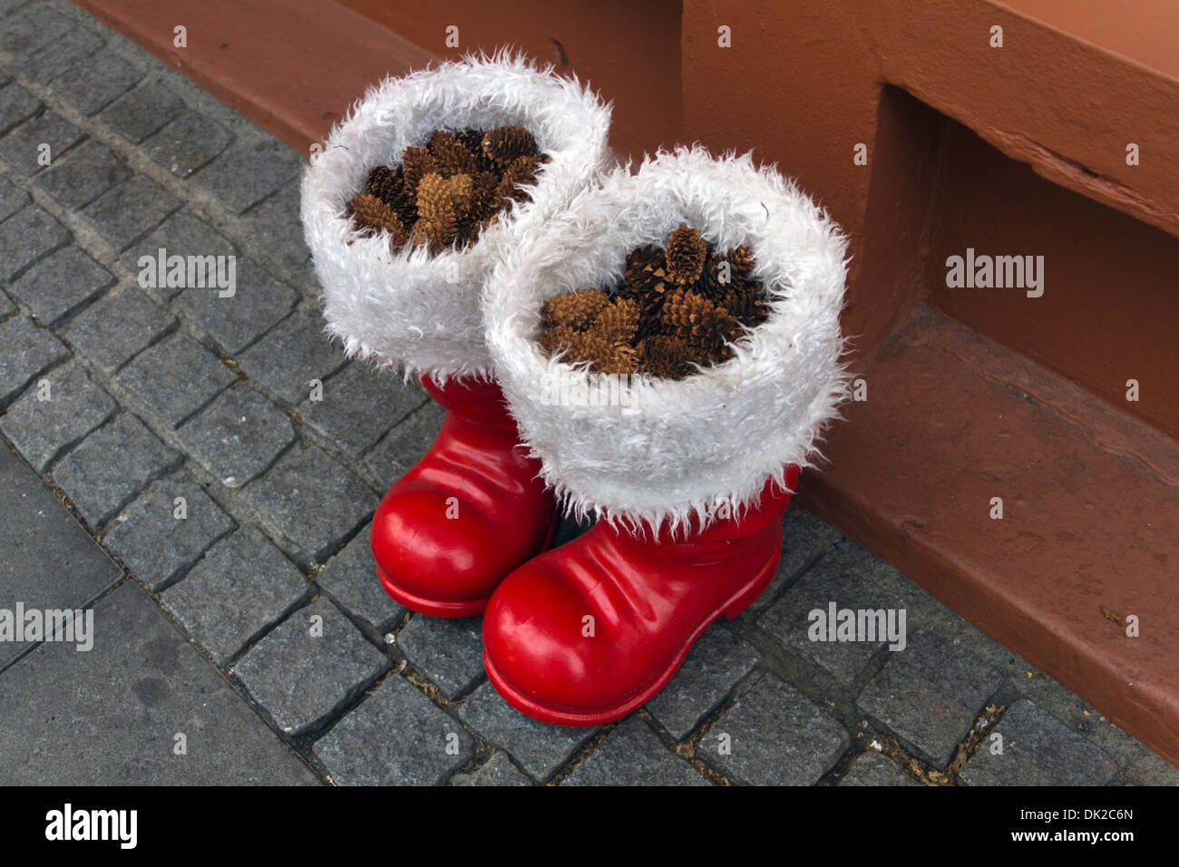 Santa's stivali rossi riempito con pigne lasciato al di fuori di un negozio di Natale a Reykjavik, Islanda Foto Stock