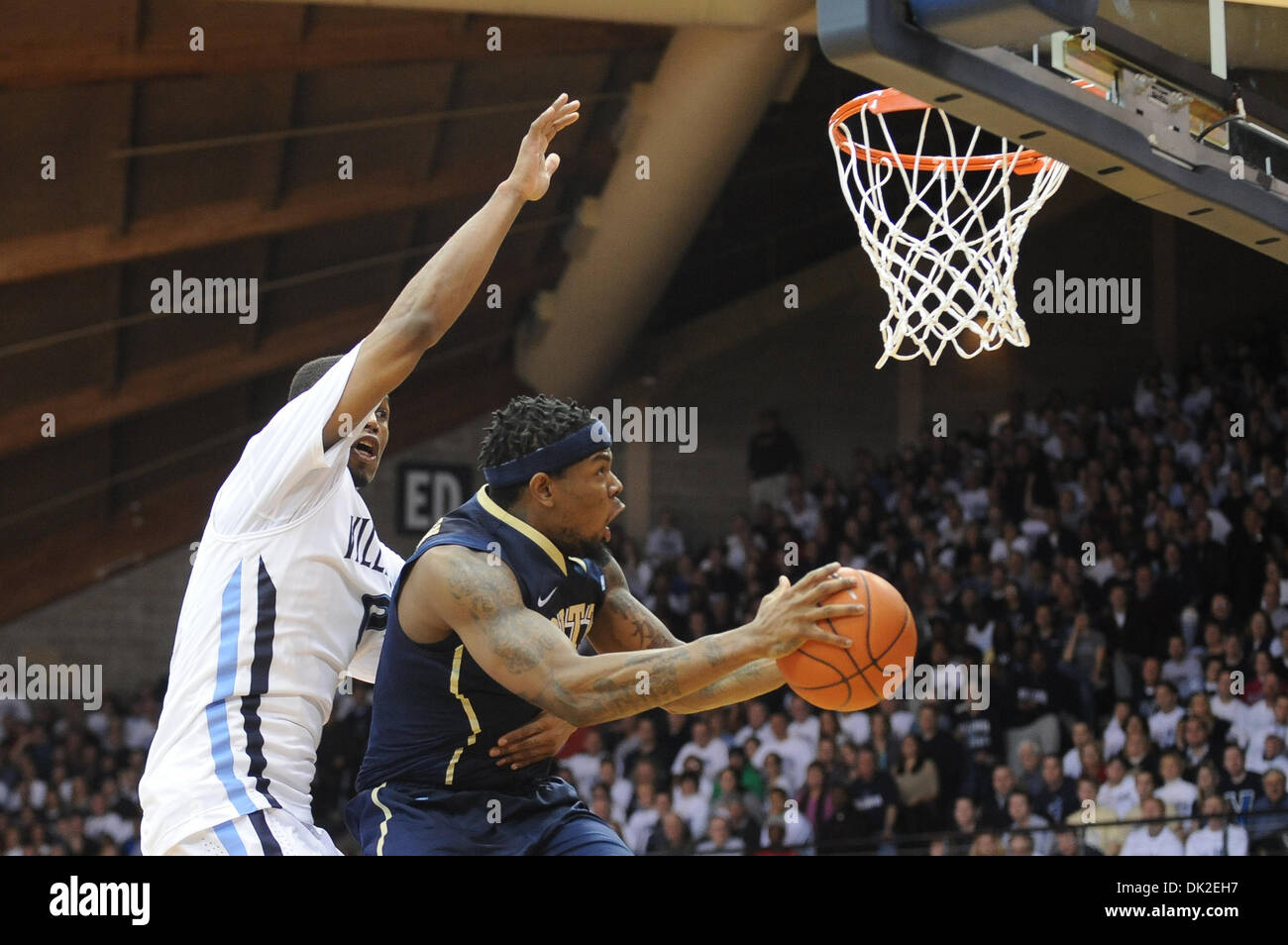 Febbraio 12, 2011 - Villanova, Pennsylvania, Stati Uniti - Pittsburgh Panthers avanti Nasir Robinson (35) è imbrattata di Villanova Wildcats avanti Antonio Peña (0). In una grande battaglia est #4 Pittsburgh sconfitto #9 Villanova 57-54 , in un gioco che viene giocato presso il padiglione a Villanova, Pennsylvania (credito Immagine: © Mike McAtee/Southcreek globale/ZUMAPRESS.com) Foto Stock