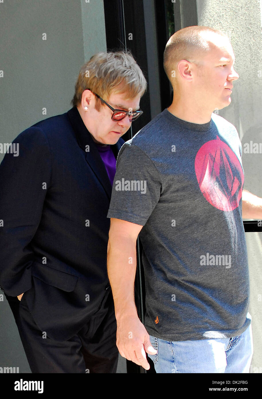 Sir Elton John è visto uscire da un edificio di Los Angeles Los Angeles, California - 11.04.12, Foto Stock