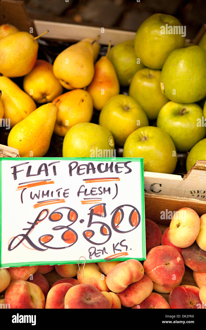 Chiudere fino ad alto angolo di visione delle mele biologiche, le albicocche e le pere con segno dei prezzi al mercato agricolo Foto Stock