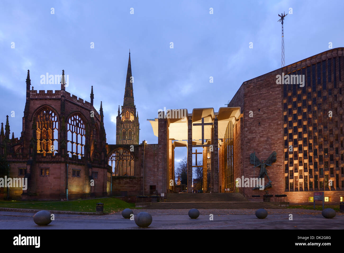 La vecchia Cattedrale Coventry accanto alla nuova cattedrale al tramonto Foto Stock