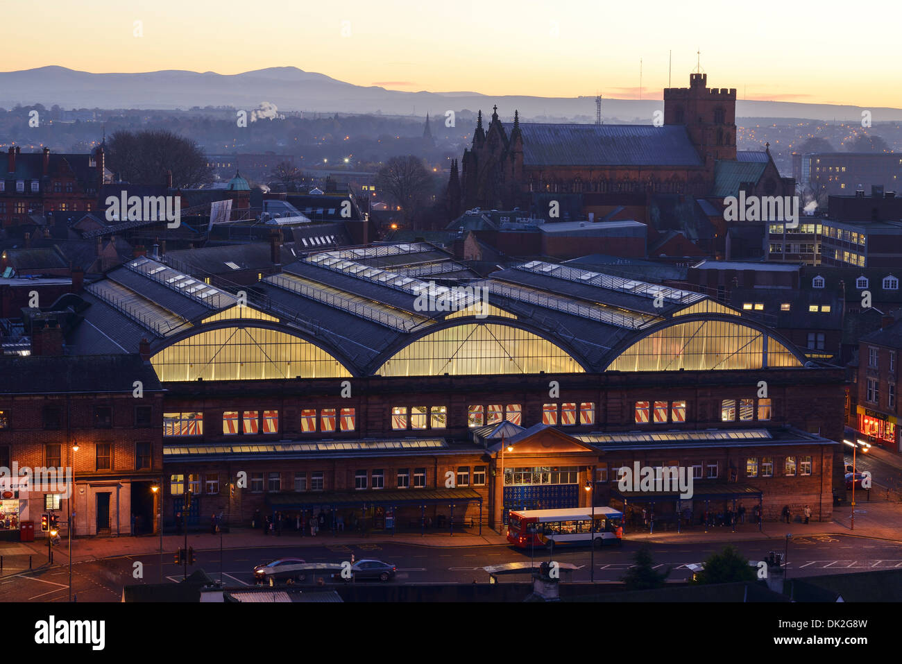 Il mercato coperto e la Cattedrale di Carlisle city centre Foto Stock