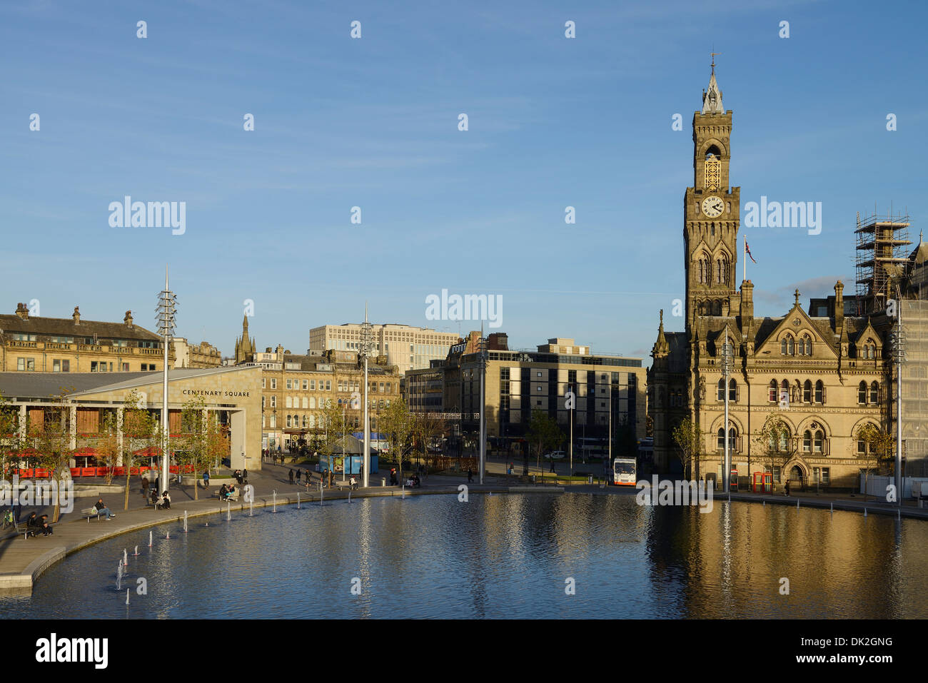 Bradford City Hall e lo specchio in piscina Centenary Square Foto Stock