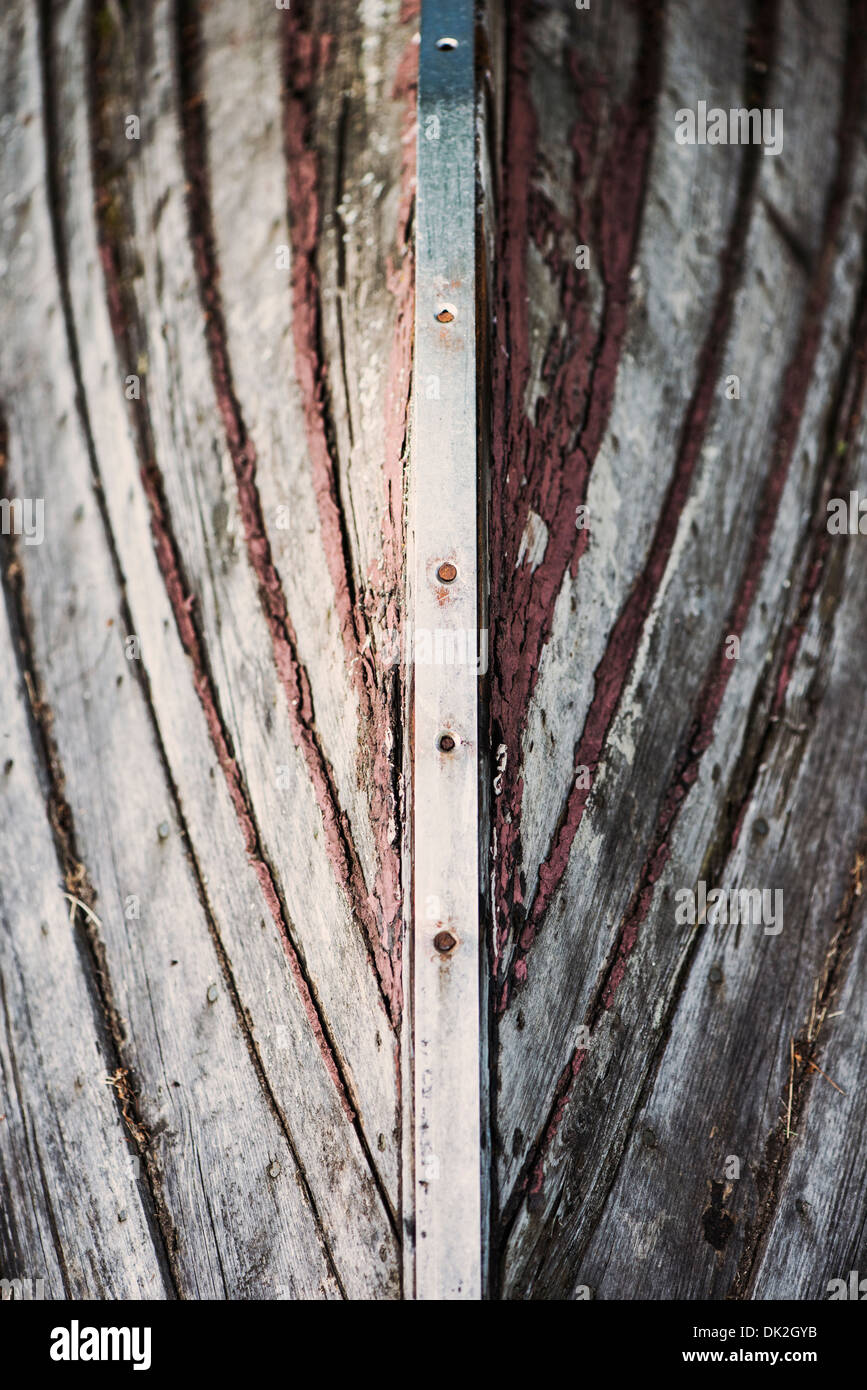 Close up di legno vecchio canotto giacente capovolto Foto Stock