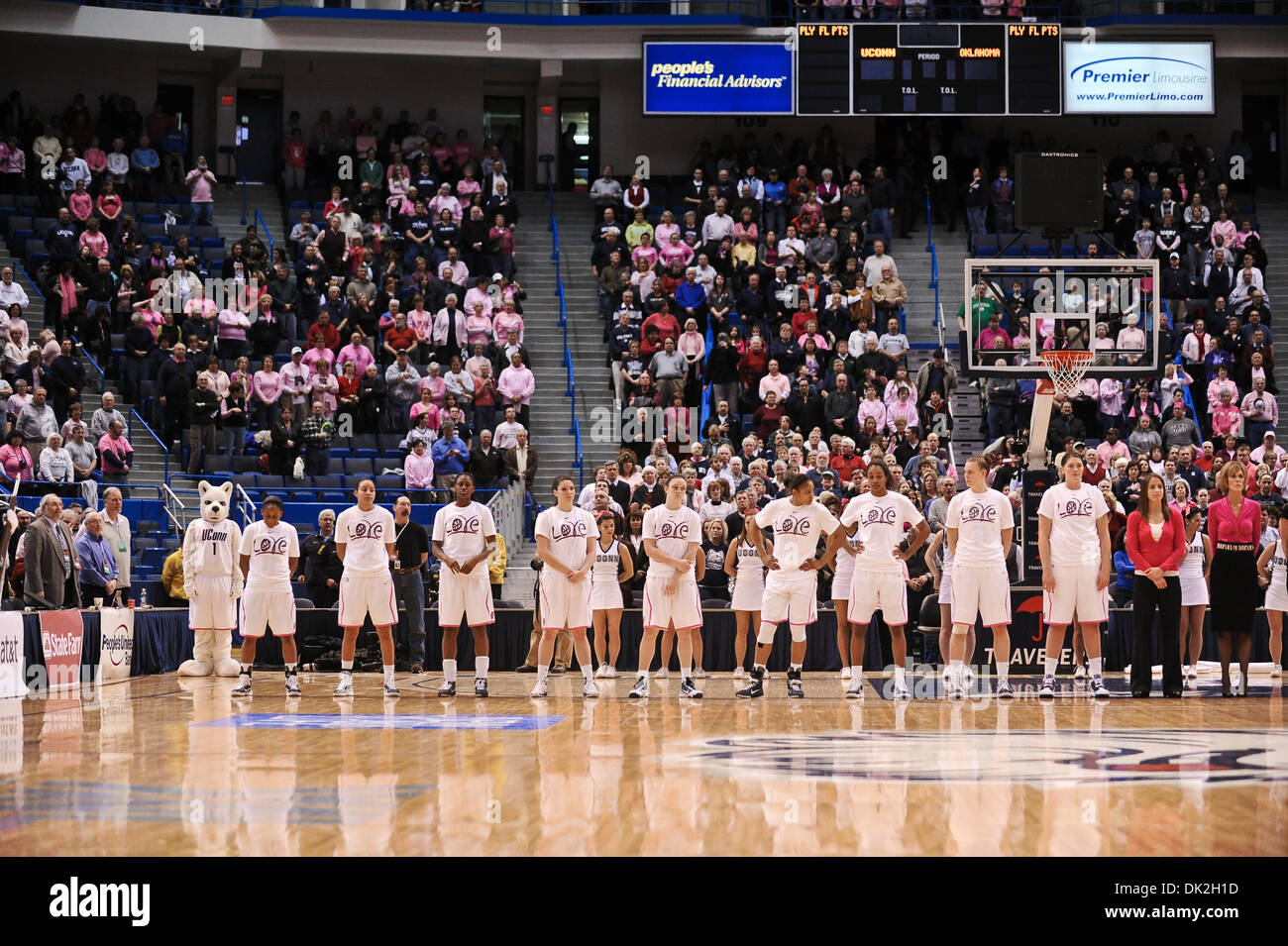 Febbraio 14, 2011 - Hartford, Connecticut, Stati Uniti d'America - Il Connecticut Huskies indossando ''Amore" camicie stand durante la riproduzione di un inno nazionale. Connecticut sconfigge Oklahoma 86 - 45 presso il centro XL. (Credito Immagine: © Geoff Bolte/Southcreek globale/ZUMAPRESS.com) Foto Stock