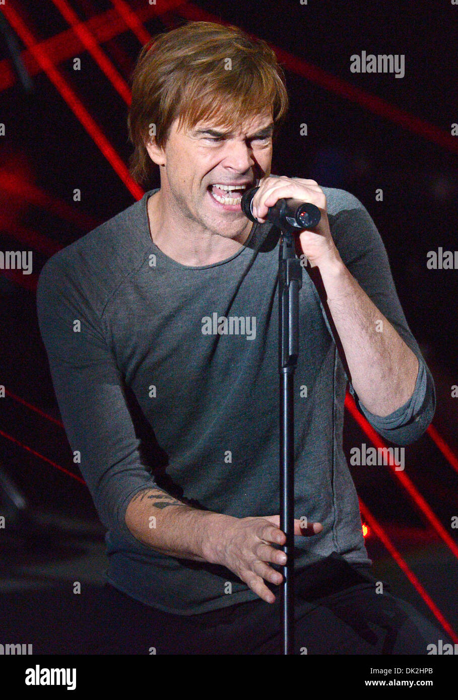 Huerth, Germania. Il 1 dicembre 2013. Il cantante della band "Die Toten Hosen" (lit. Il pantalone morto), Campino, performes durante il live show televisivo "2013! Menschen, Bilder, Emotionen' (lit. 2013! Persone, Immagini, emozioni) del canale TV tedesco RTL in Huerth, Germania, 2013. Foto: HENNING KAISER/dpa/Alamy Live News Foto Stock