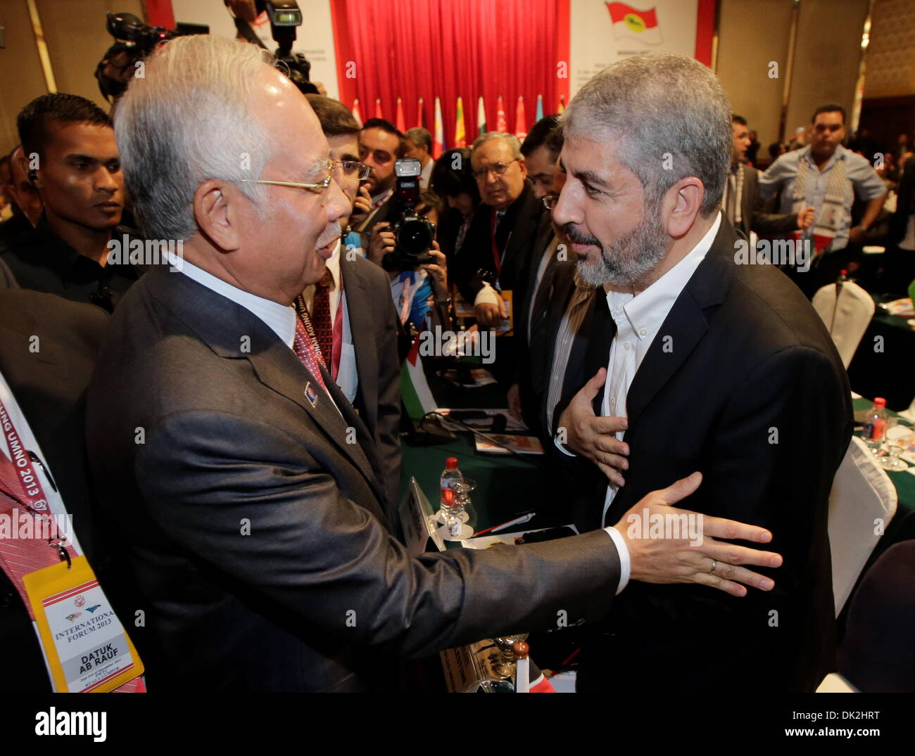 La striscia di Gaza, Territori palestinesi, . 2° dic, 2013. Umno presidente Datuk Seri Najib Razak incontra il leader di Hamas Khaled Meshaal presso l UMNO Assemblea generale 2013 tenutasi al Putra World Trade Center. L UMNO complessivo si svolgerà dal dicembre 3-7.Foto: Aizuddin Saad/NurPhoto © Aizuddin Saad/NurPhoto/ZUMAPRESS.com/Alamy Live News Foto Stock