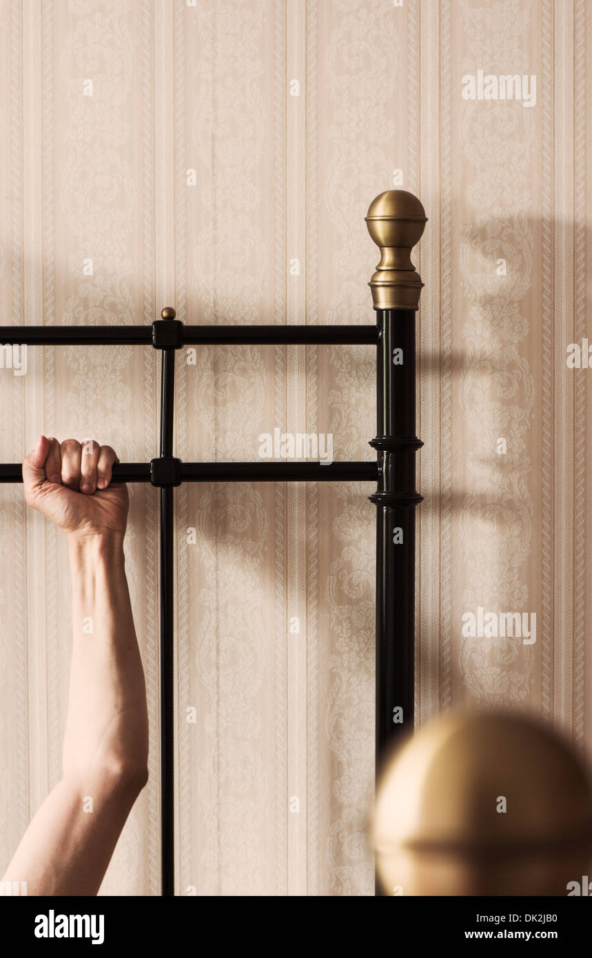 Braccio di uomo con un'impresa disperata presa sul letto Foto Stock