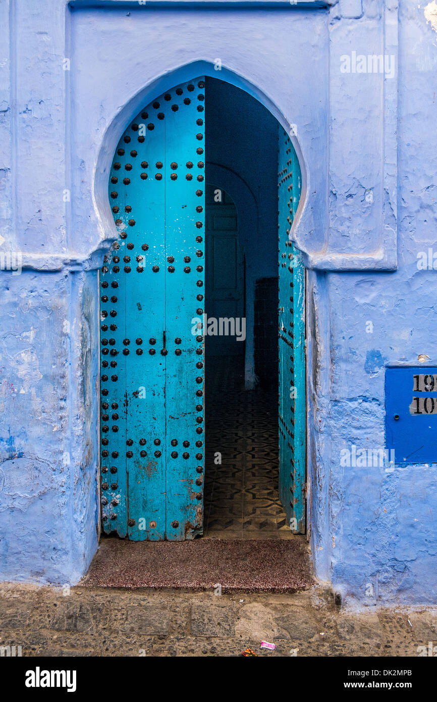 Porta nel bel blu medina di Chefchaouen in Marocco Foto Stock