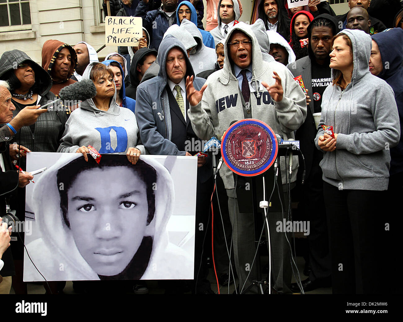 Membro del Consiglio Ydanis Rodriguez New York City membri del Consiglio conferenza stampa in memoria di Trayvon Martin tenutosi presso il Municipio Foto Stock