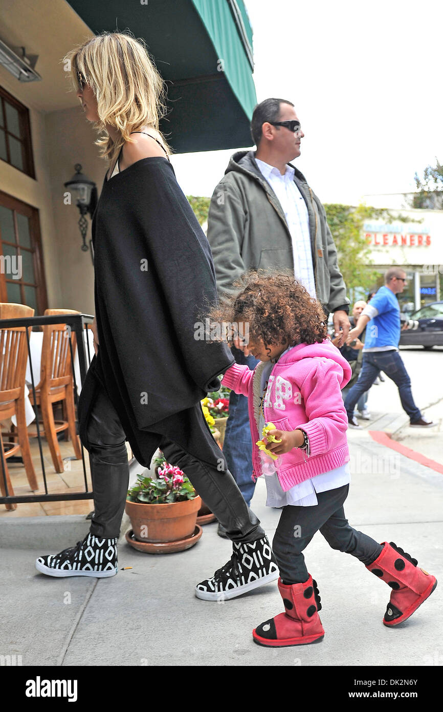 Heidi Klum Lou Sulola Samuel Heidi Klum prende i suoi figli alla classe di karate in Brentwood Los Angeles California - 14.04.12 Foto Stock