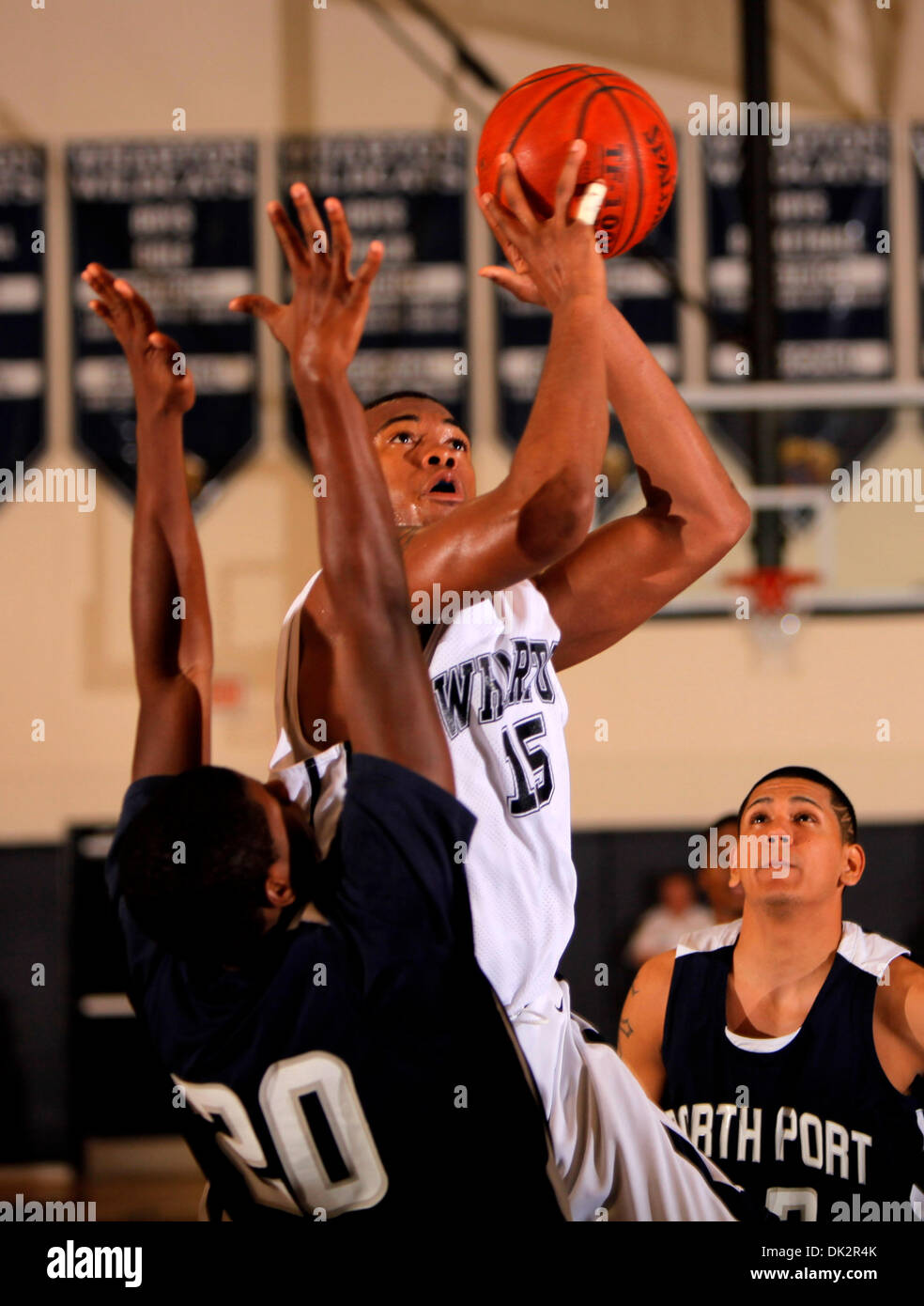 Febbraio 17, 2011 - Tampa, FL, Stati Uniti d'America - TP 334567 te BASKET 5.EDMUND D. FONTANA | Orari.(02/17/2011 Tampa) Wharton di Alta Scuola di Xavier Owens, #15, va per un cesto contro la Porta Nord il 17 febbraio 2010 a Tampa. [EDMUND D. FONTANA, volte] (credito Immagine: © San Pietroburgo volte/ZUMAPRESS.com) Foto Stock