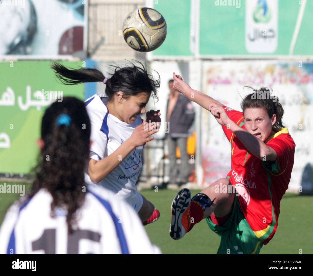 Feb 18, 2011 - Betlemme, West Bank, Territori palestinesi - palestinesi giocare una partita di calcio tra team Deyaar (rosso) e team Al-Rwaa (bianco) in Cisgiordania città di Betlemme nel febbraio 18, 2011. All'interno di Premier League per le femmine al Al-Khader Stade. (Credito Immagine: © Najeh Hashlamoun/apaimages/ZUMAPRESS.com) Foto Stock