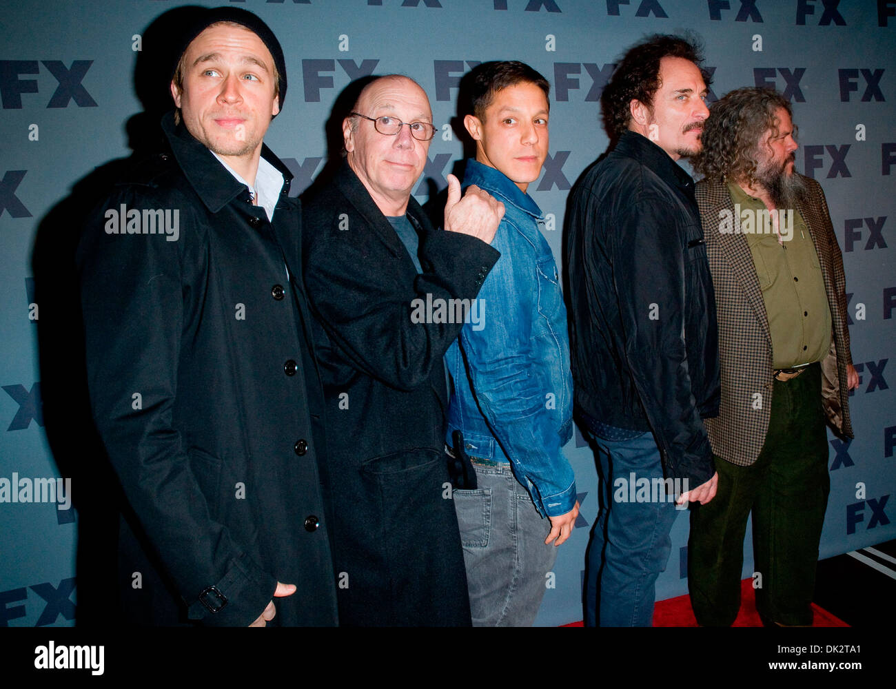 Figli di anarchia cast Charlie Hunnam Dayton Callie Theo Rossi Kim Coates e Mark Boone Junior FX 2012 annunci di vendita in anticipo - Foto Stock