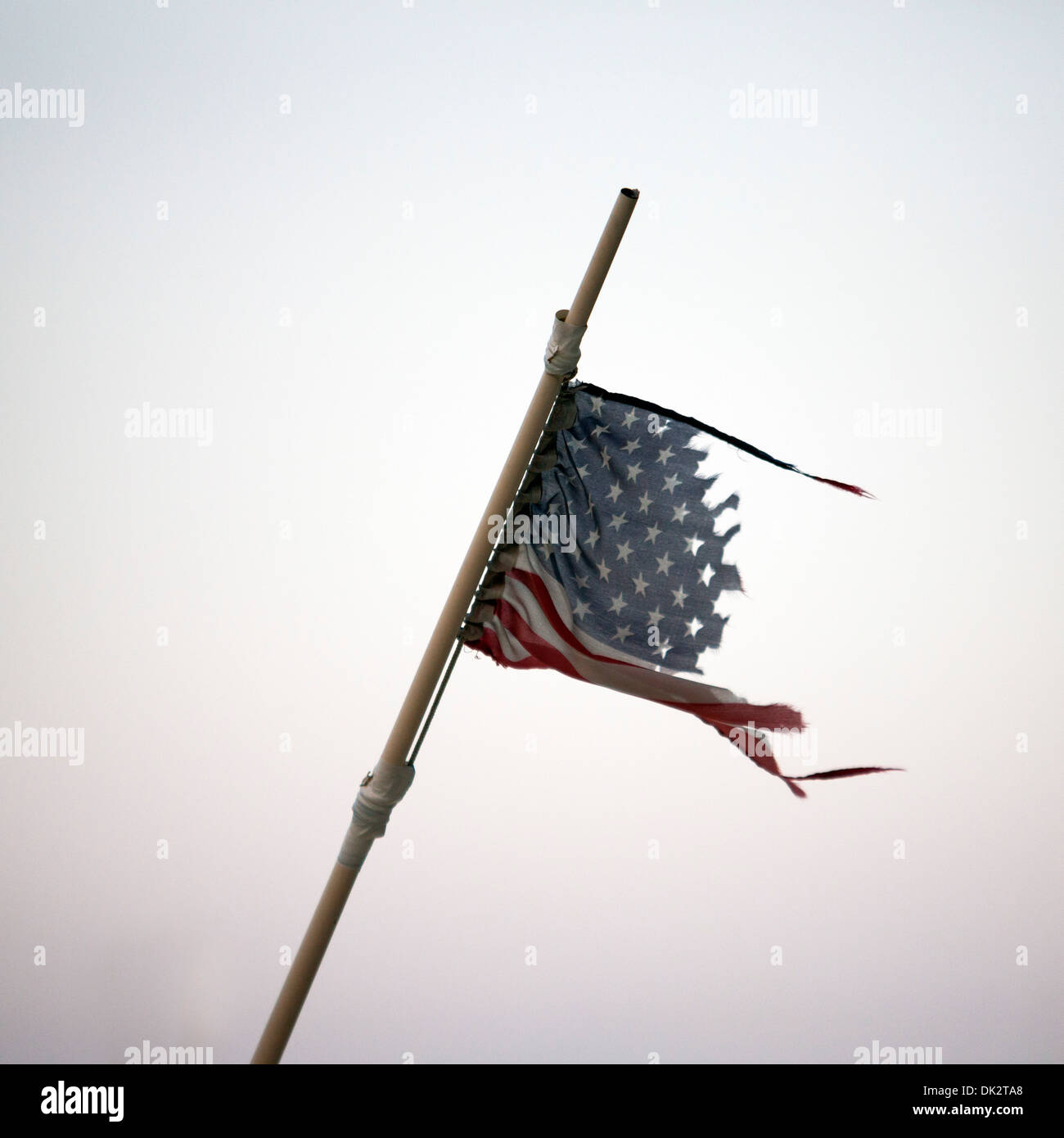 Strappata bandiera americana sulla bandiera pole Foto Stock