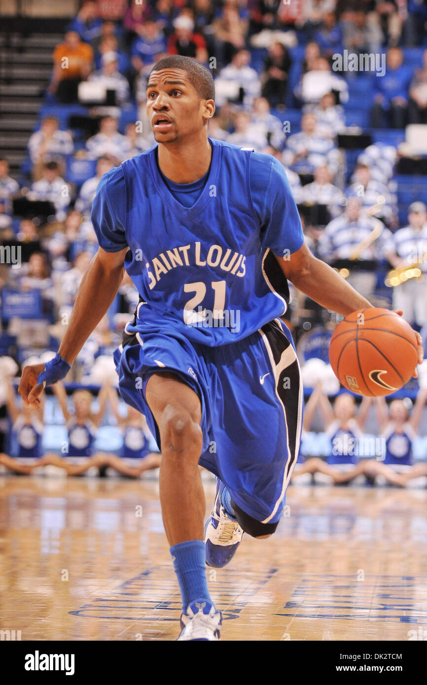 Febbraio 19, 2011 - St. Louis, Missouri, Stati Uniti d'America - Saint Louis Billikens avanti Dwayne Evans (21) cerca un modo in passato la Charlotte 49ers la difesa come la Charlotte 49ers prendere a Saint Louis Billikens. Il Saint Louis Billikens sconfiggere la Charlotte 49ers 61 - 56. (Credito Immagine: © Danny Reise/Southcreek globale/ZUMAPRESS.com) Foto Stock